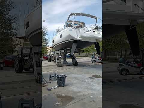 sortie d&#039;un oceanis après la pose de l&#039;antifouling sur un beneteau Oceanis